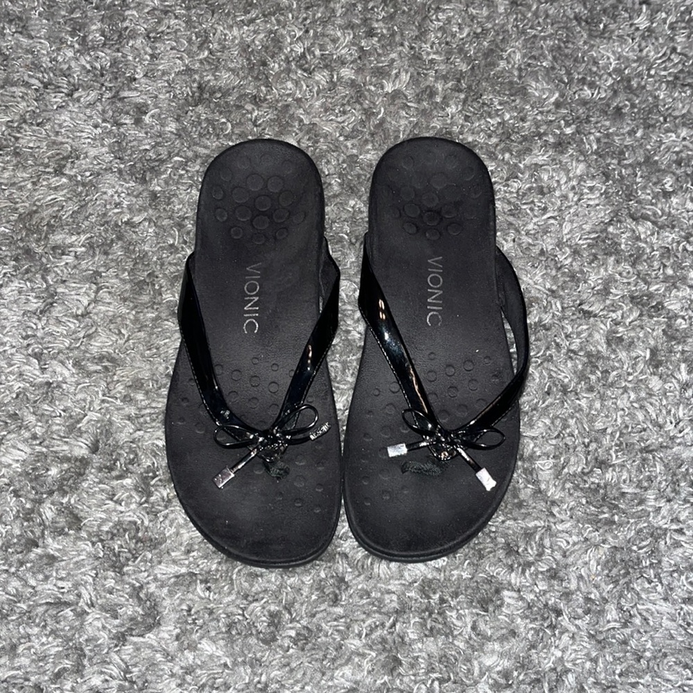 Black vionic sandals